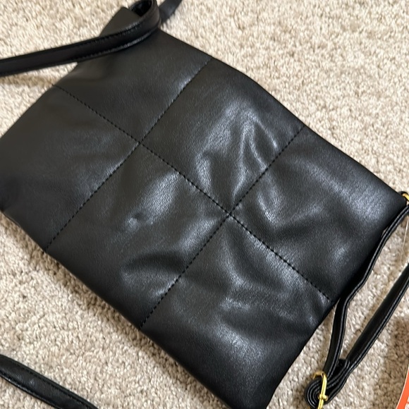 Black. Crossbody purse. - Picture 2 of 3